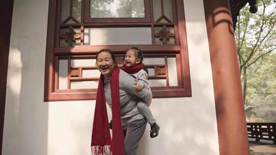 农历新年春节老人奶奶背着小孩孙子开心玩耍