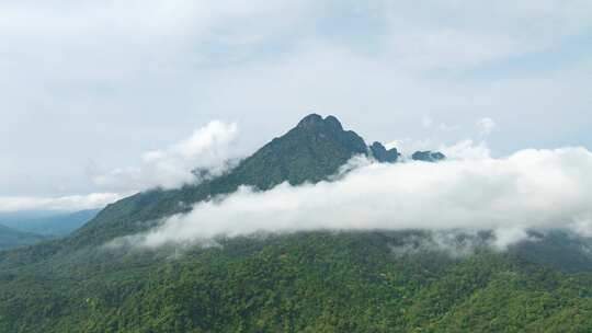 海南五指山市五指山雨后航拍雨雾美景