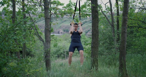 运动员使用运动吊带锻炼
