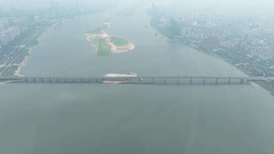 南昌大桥航拍赣江两岸城市建筑风景阴天城市