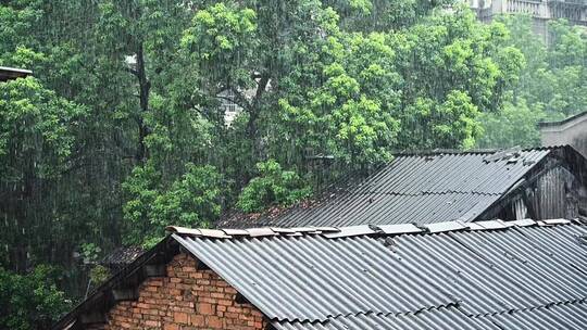 下雨-城中村屋顶倾盆大雨