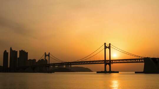 延时拍摄海边大桥的日出