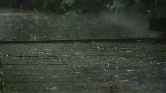 暴雨落在地面上