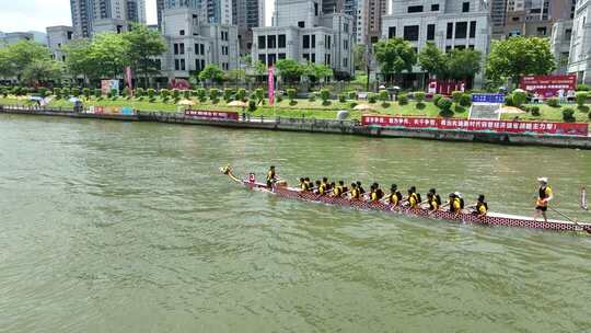 河上龙舟队伍集体划行场景