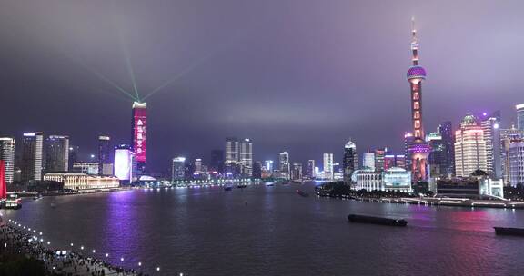 上海外滩白玉兰雨天全景