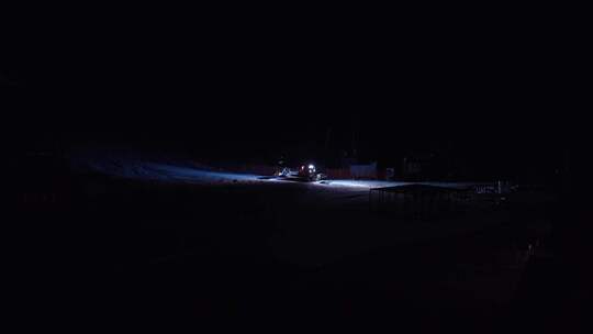 云顶滑雪场夜晚压雪车压雪工作画面