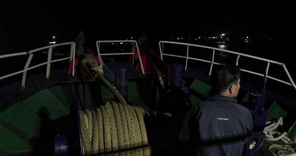 4kl1广东雷州市渔民准备停船放锚背影