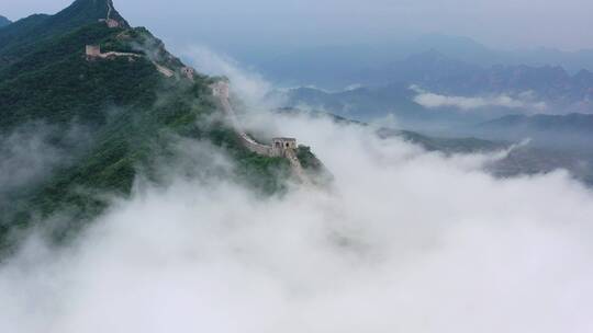 长城雨后云海翻滚震撼大气