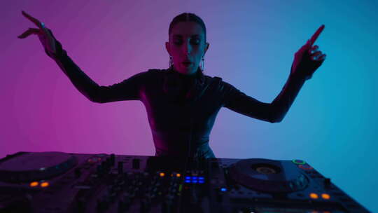 夜总会女音乐家混音曲目中现代DJ控制器背视频素材模板下载