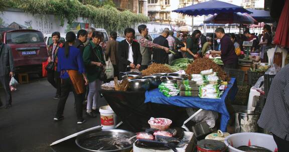 拥挤热闹的成都露天菜市场市民摊贩烟火气