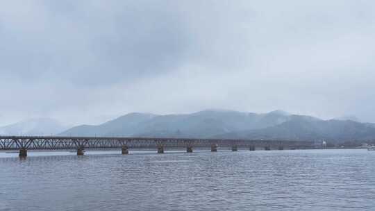 杭州钱塘江大桥雨天风景延时