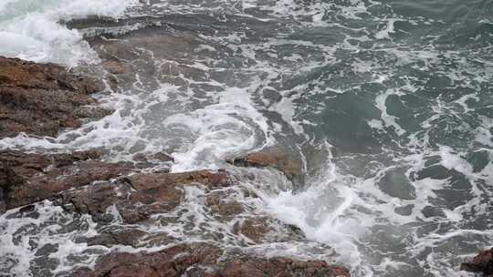 大梅沙礁石风起浪涌