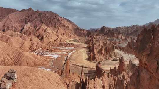 俯瞰壮观的新疆天山大峡谷红色丹霞地貌全景