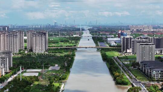 城市上空俯瞰河流及两岸建筑景观