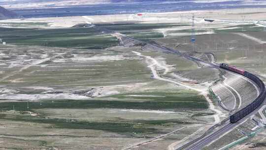 青藏铁路火车行驶远景