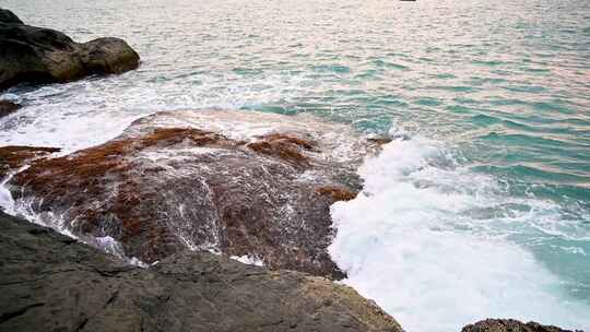 海南早晨海岛日出大海海浪拍打礁石