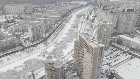 乌克兰基辅市冻结的第聂伯河的无人机镜头