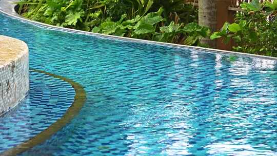 海南三亚椰林与蓝色透明游泳池