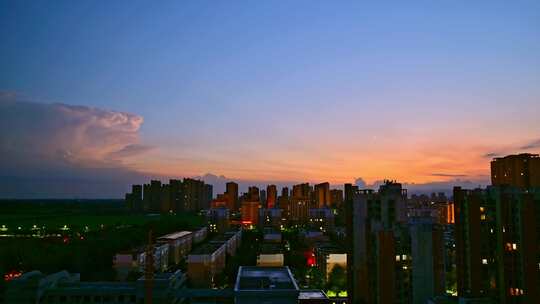 城市日转夜延时摄影 （夕阳 积雨云 闪电）