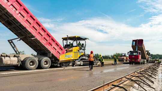 水稳摊铺修路高速公路施工压路机