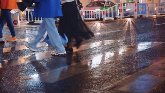 雨天城市路口斑马线行人过马路景观