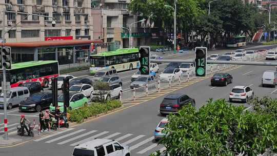 城市道路交通早高峰车流