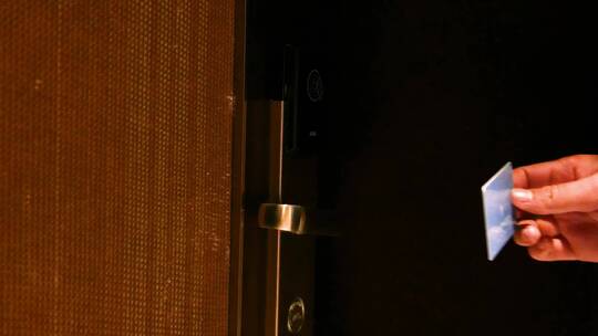 使用房卡打开房间门智能化门锁视频素材模板下载