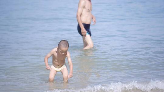 海边玩耍的小孩 童年