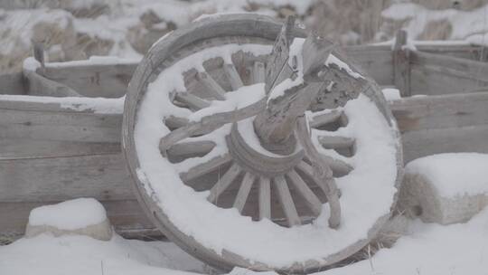 雪中的木车轮LOG