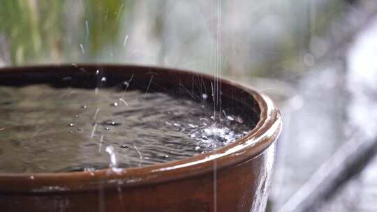 雨水滴在水缸中