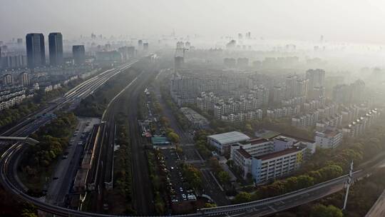 上海闵行梅陇镇清晨大雾大场景航拍4K。