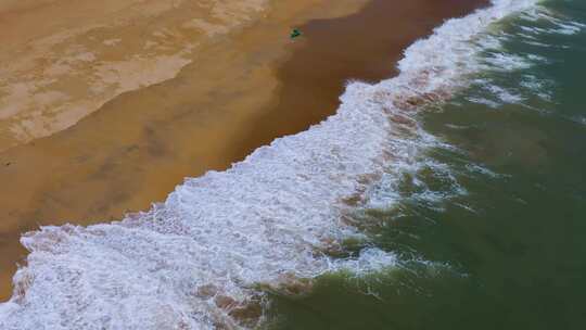 海岸线海滩海浪沙滩升格空镜