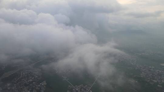 高空厚厚的云层