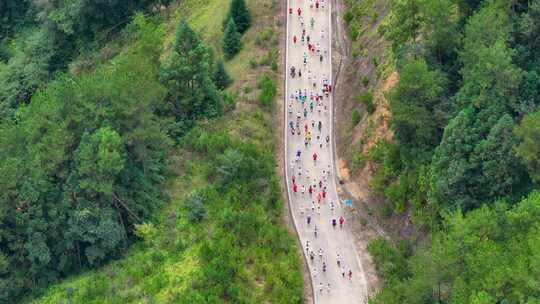 全民健身穿越森林奔跑户外山顶越野跑运动