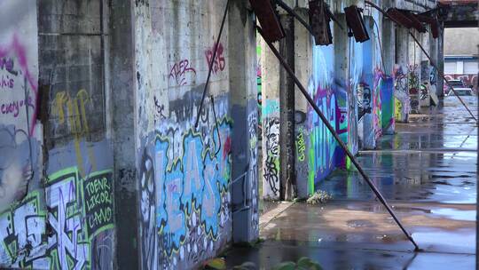 废弃建筑墙壁上的涂鸦