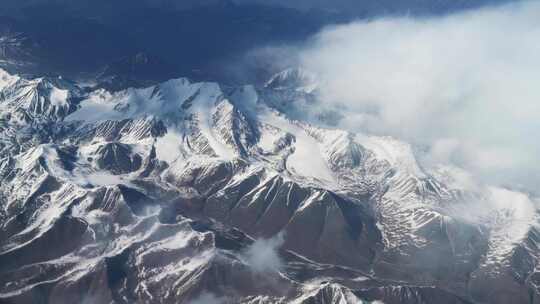 云层下的雪山