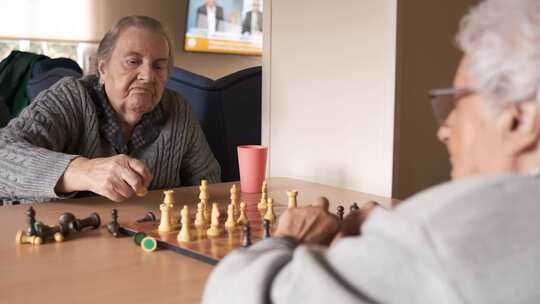 老人在养老院下棋