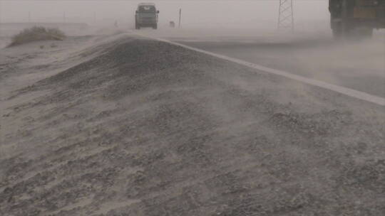 新疆 沙尘天气 公路相对而行的车辆