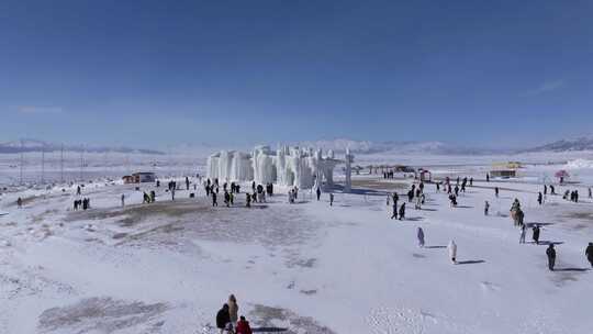 航拍新疆冬季赛里木湖冰封湖面雪山冰湖雪景