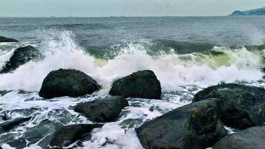 广东海陵岛十里银滩海浪拍打礁石浪花飞溅