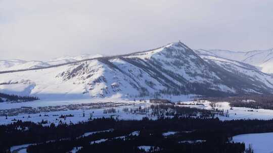 航拍新疆冬季喀纳斯湖雪景雪山森林冰河晨雾