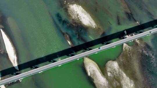 4k飞鸟黄河滩湿地生态绿色桥梁上帝视角河流