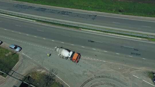 道路上的混凝土搅拌车