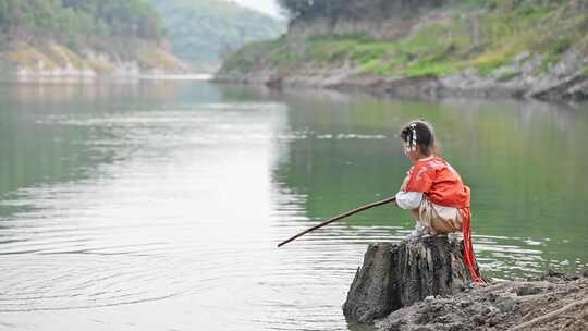 古装小朋友河边玩水