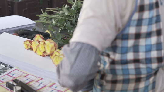 云南地拍种花基地内花农鲜花分类特写