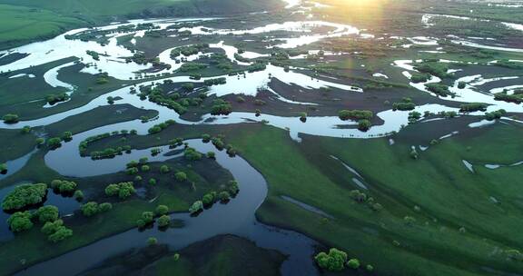 航拍水源丰沛的湿地河流