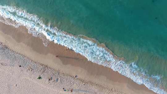 海浪沙滩海浪拍打沙滩航拍旅拍素材潮汐