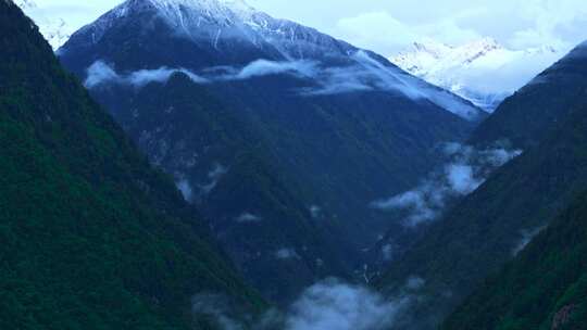 4K延时航拍毕棚沟日出金山震撼美景