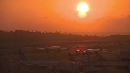 机场飞机起飞迎着太阳视频素材模板下载