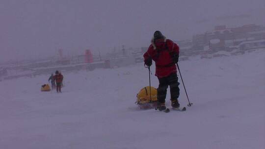 北极探险队在雪地里艰难的前行